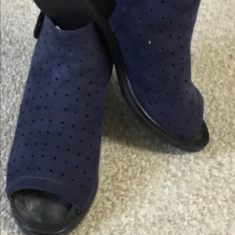 Beautiful slingback, Velcro closure. Steven by Steve Madden in stunning navy!